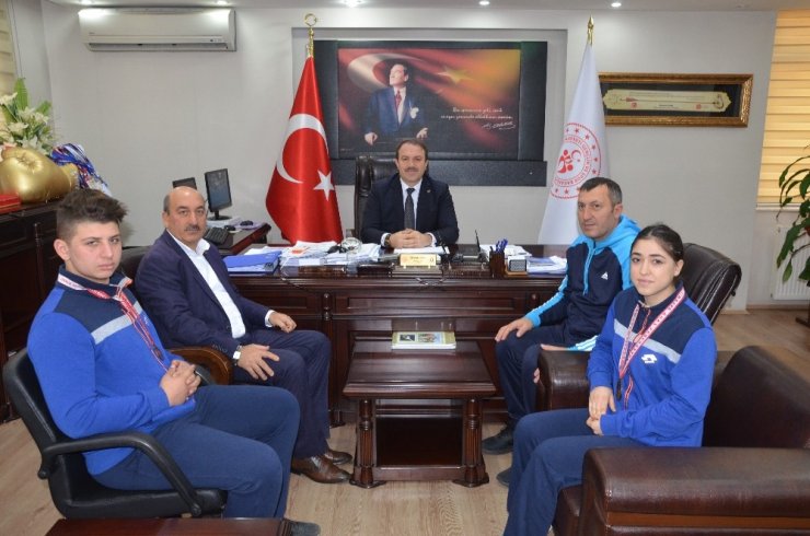 Türkiye 3’üncüsü olan 2 boksör ödüllendirildi