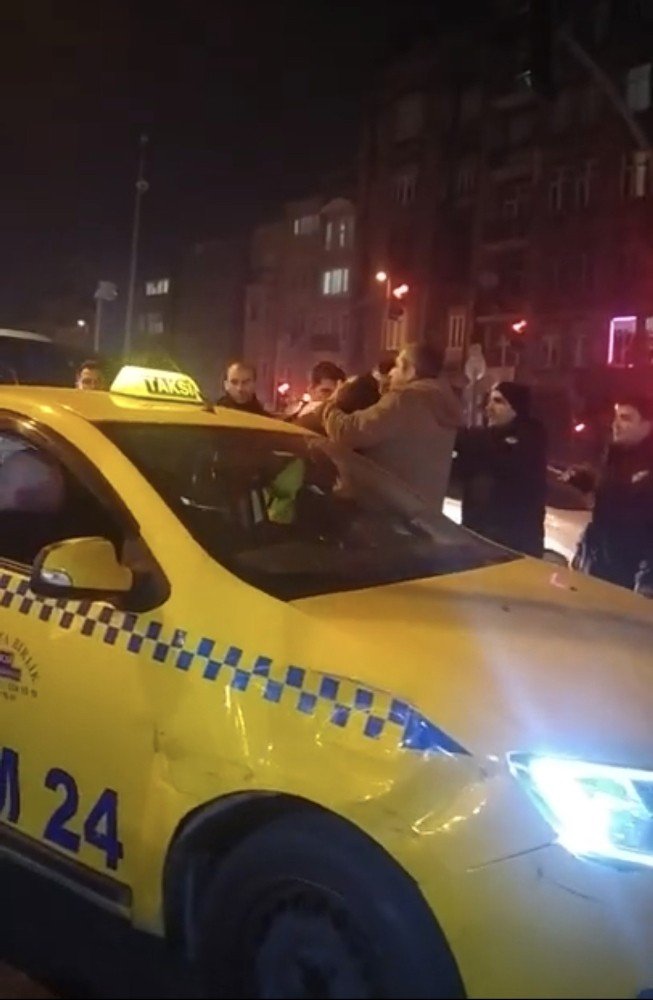 Beyoğlu’nda taksici kendini emniyet kemerini kilitleyip polise direndi