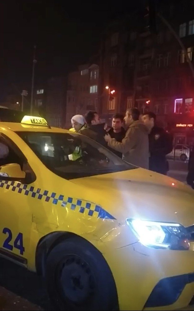 Beyoğlu’nda taksici kendini emniyet kemerini kilitleyip polise direndi
