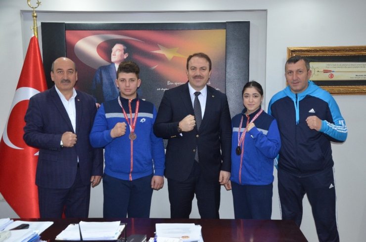Türkiye 3’üncüsü olan 2 boksör ödüllendirildi