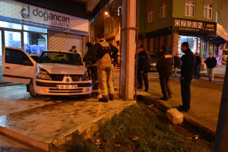 Takla atan otomobilden burnu kanamadan çıktı
