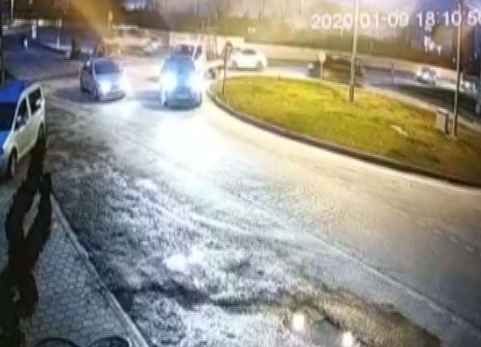Çarpışan otomobil pisti gibi kavşak...