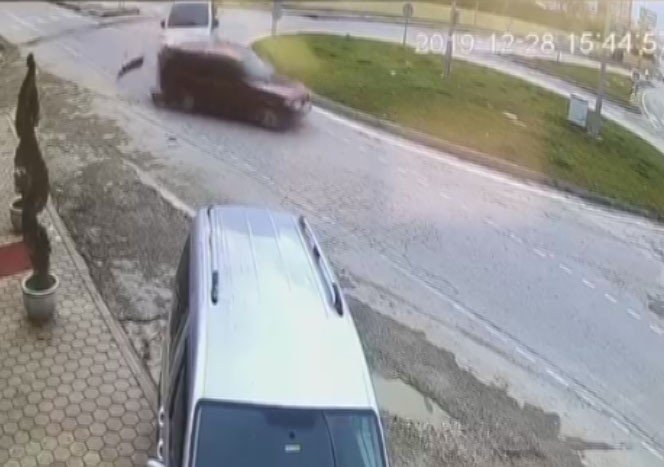 Çarpışan otomobil pisti gibi kavşak...