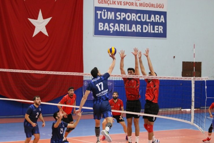 Büyükşehir Kağıtspor voleybolda liderliğini sürdürdü