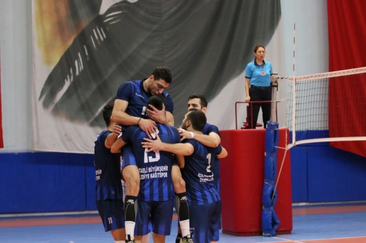 Büyükşehir Kağıtspor voleybolda liderliğini sürdürdü