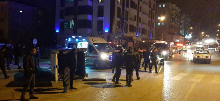 Ticari araç ve otomobil çarpıştı: 5 yaralı