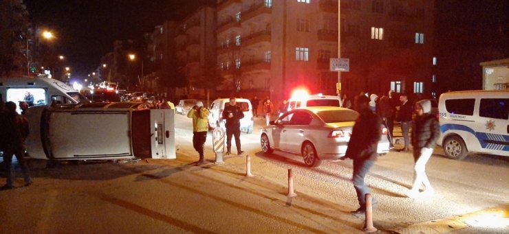 Ticari araç ve otomobil çarpıştı: 5 yaralı