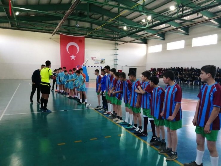 Köy okulu öğrencileri futsalda şampiyon oldu