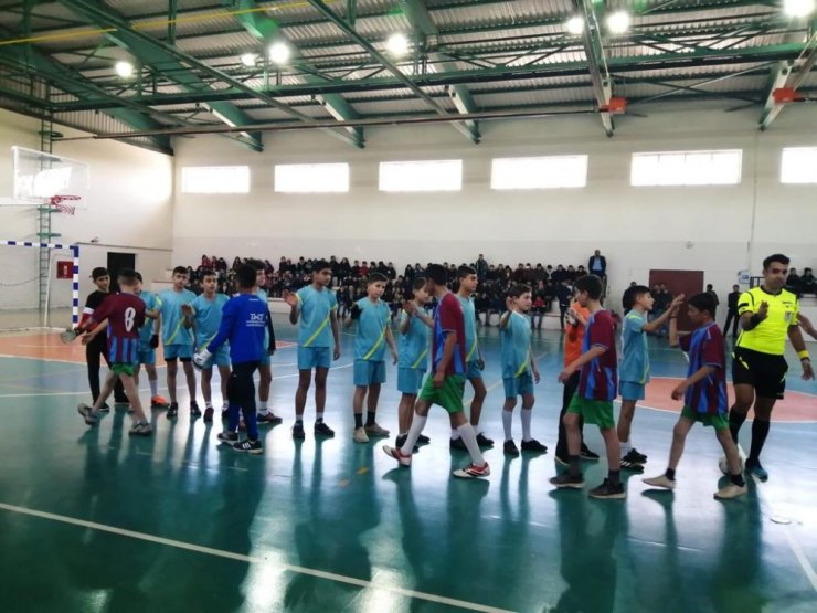 Köy okulu öğrencileri futsalda şampiyon oldu