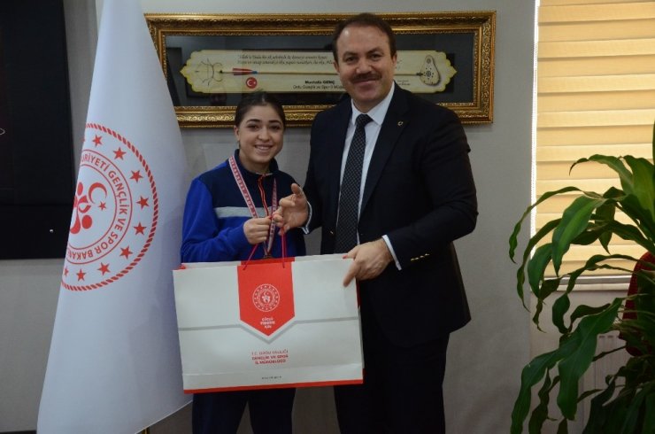 Türkiye 3’üncüsü olan 2 boksör ödüllendirildi
