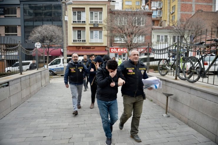 Kendilerini polis olarak tanıtıp 43 bin TL dolandırdılar