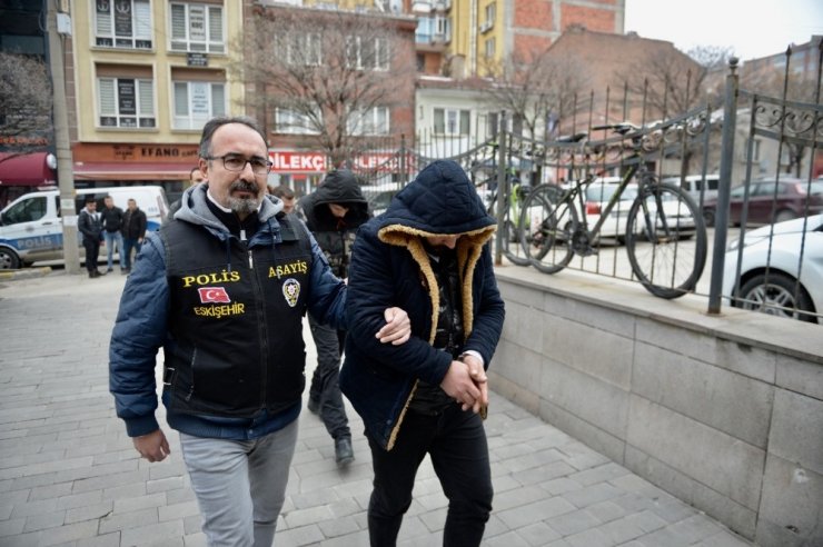 Kendilerini polis olarak tanıtıp 43 bin TL dolandırdılar