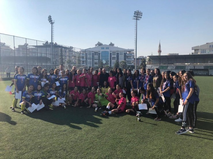 Genç kızlarda şampiyon İncirliova Spor Lisesi oldu
