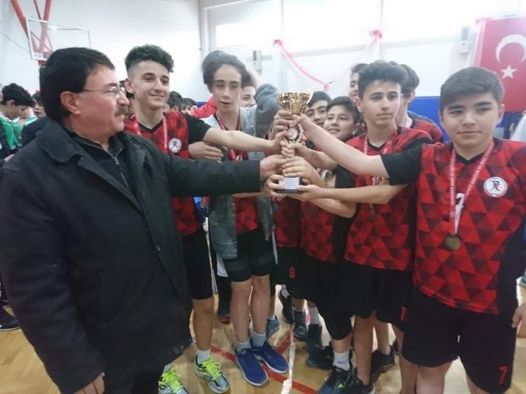 Okullar Arası Yıldız Erkekler Voleybol İl Birinciliği müsabakaları tamamlandı