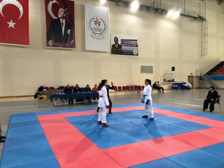 Okullar Arası Karate Genç (A-B) İl Birinciliği Müsabakaları Tamamlandı