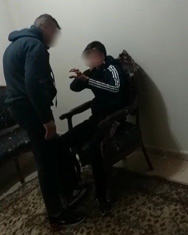 Arkadaşını bıçakla tehdit edip tokatladı