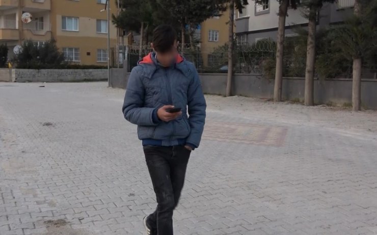 Arkadaşını bıçakla tehdit edip tokatladı