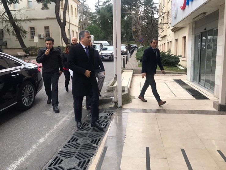 İstanbul Valisi Ali Yerlikaya, çekicinin kaldırdığı araçtan düşüp yaralanan kadını ziyaret etti