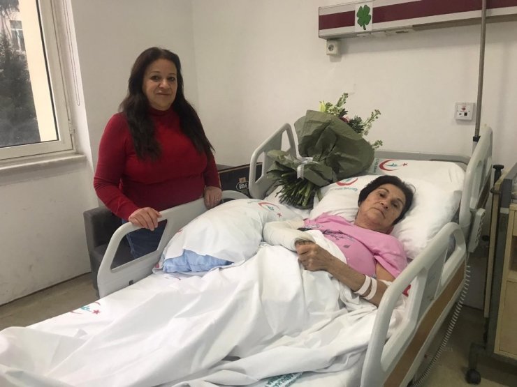 İstanbul Valisi Ali Yerlikaya, çekicinin kaldırdığı araçtan düşüp yaralanan kadını ziyaret etti