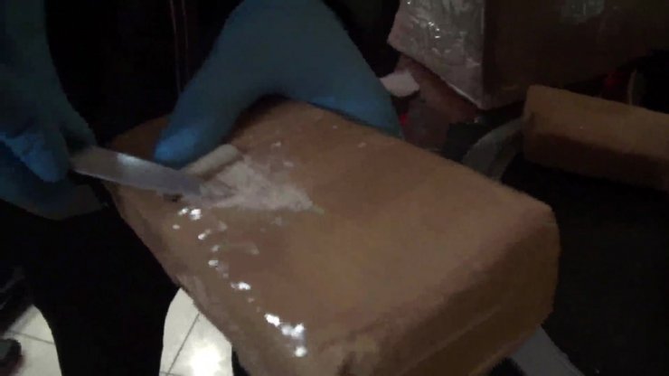 Uyuşturucuyu çelik kasaya sakladılar, polis elektrikli matkapla delerek açtı