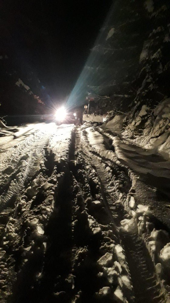 Karda mahsur kalan 8 kişi kurtarıldı