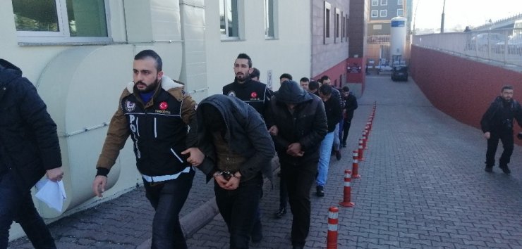 Uyuşturucu operasyonunda gözaltına alınan 8 kişi adliyeye sevk edildi