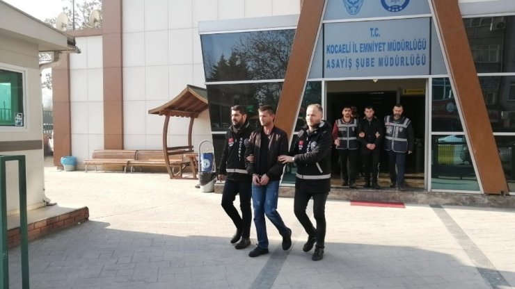 Vatandaşları 269 bin 500 TL dolandıran sahte polisler Kocaeli’de yakalandı