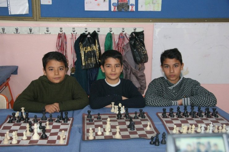 Şampiyon kardeşler madalyaya doymuyor