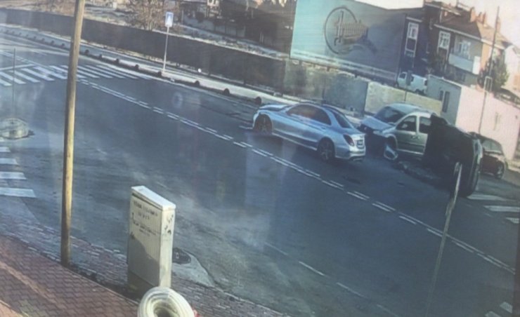 Seyir halindeki araca çarpıp devrilen otomobil kamerada