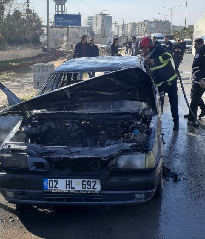 Seyir halindeki otomobil alev aldı