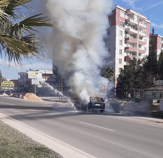 Seyir halindeki otomobil alev aldı