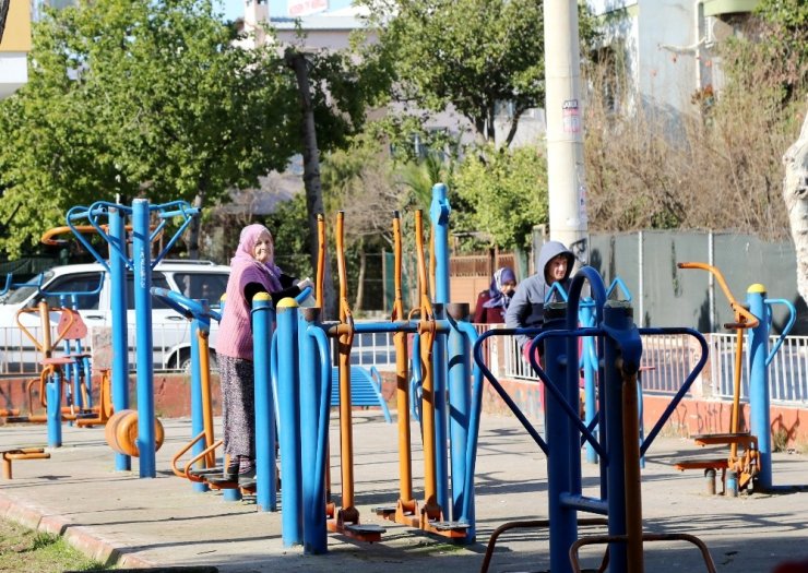 Toroslar’da yaşlılar açık havada sporun keyfini çıkarıyor
