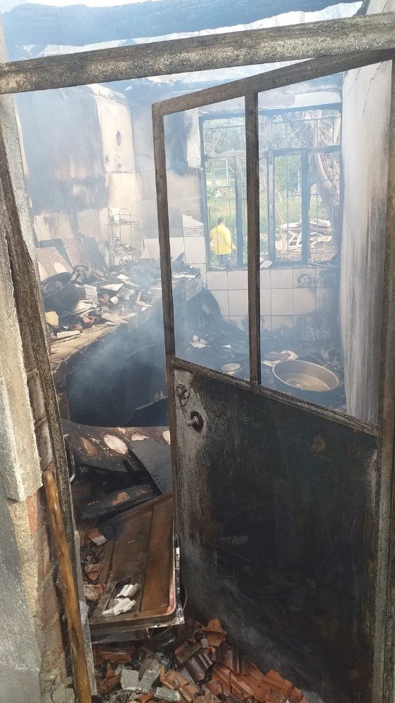 Kısa devre evi küle çevirdi