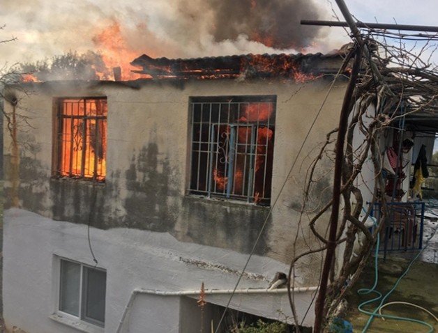 Kısa devre evi küle çevirdi