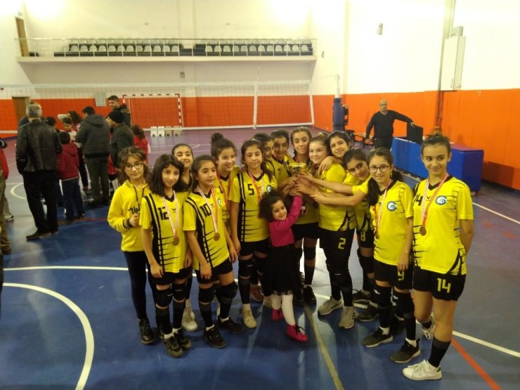 Okullar arası voleybolda şampiyon belli oldu