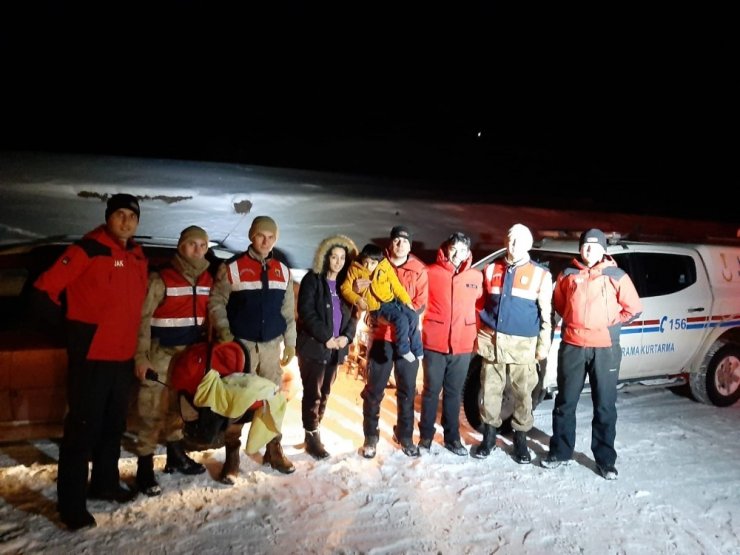 Sarıkamış’ta mahsur kalan aile JAK timlerince kurtarıldı