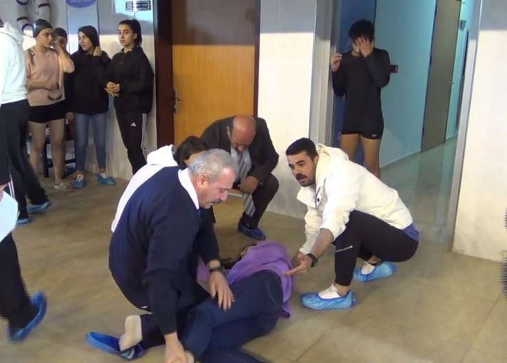 Müsabakalarda bayılan sporcunun yardımına Gençlik ve Spor İl Müdürü yetişti