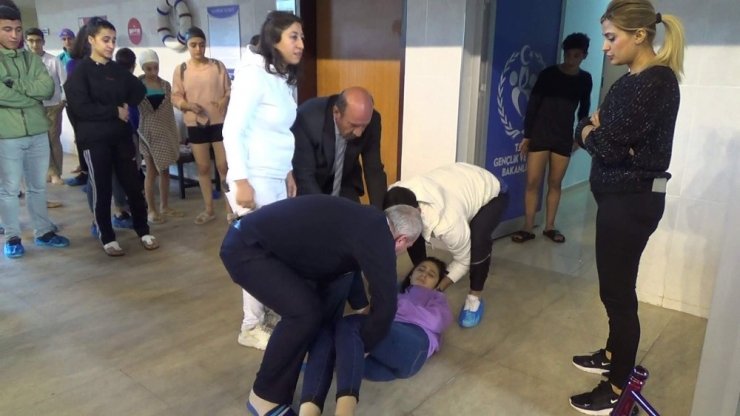 Müsabakalarda bayılan sporcunun yardımına Gençlik ve Spor İl Müdürü yetişti