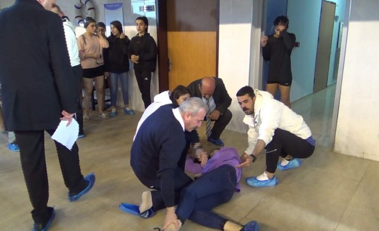 Müsabakalarda bayılan sporcunun yardımına Gençlik ve Spor İl Müdürü yetişti