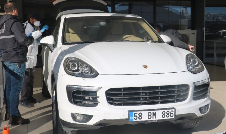 Lüks aracın içinden 70 bin liralık pırlanta yüzük çalındı