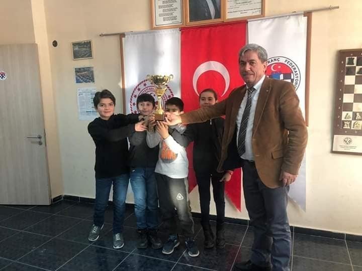 Yıldız ve küçük kızlar satrançta rakipsiz
