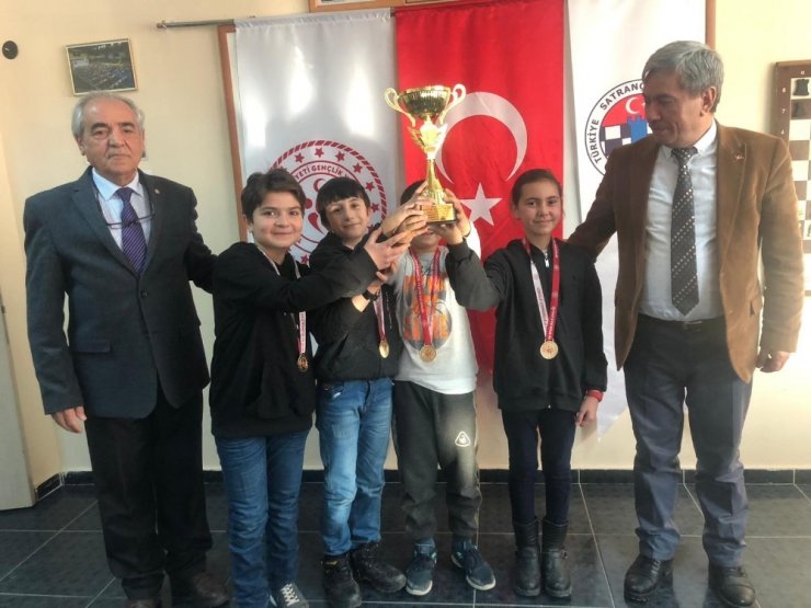 Yıldız ve küçük kızlar satrançta rakipsiz