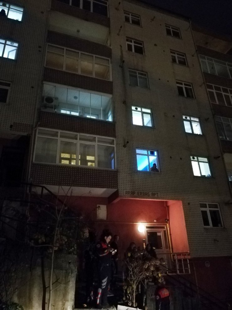 Emekli polis 6 katlı binanın çatısından düşüp öldü