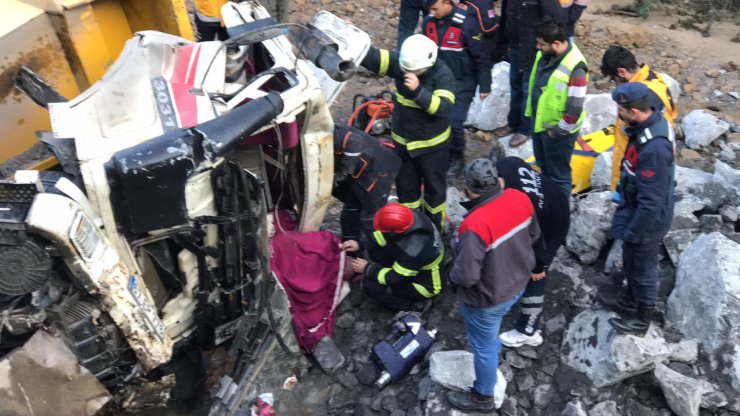 GÜNCELLEME - Zonguldak'ta otomobil ile kamyon çarpıştı: 1 ölü, 4 yaralı