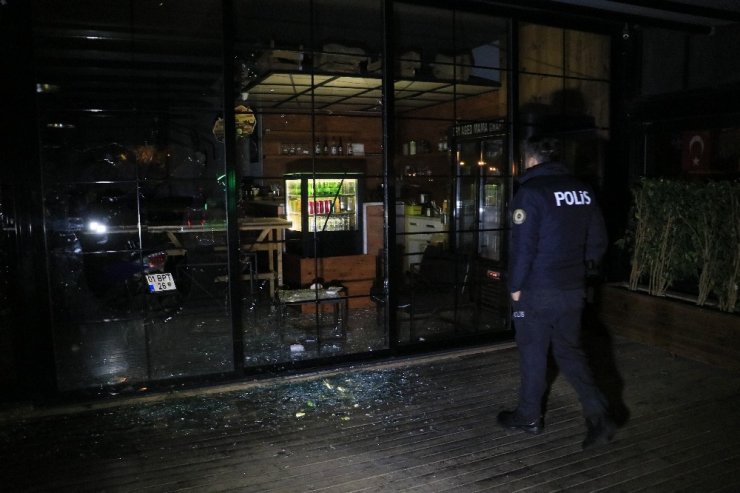 Alkollü kadın erkek arkadaşının iş yerinin camlarını kırdı