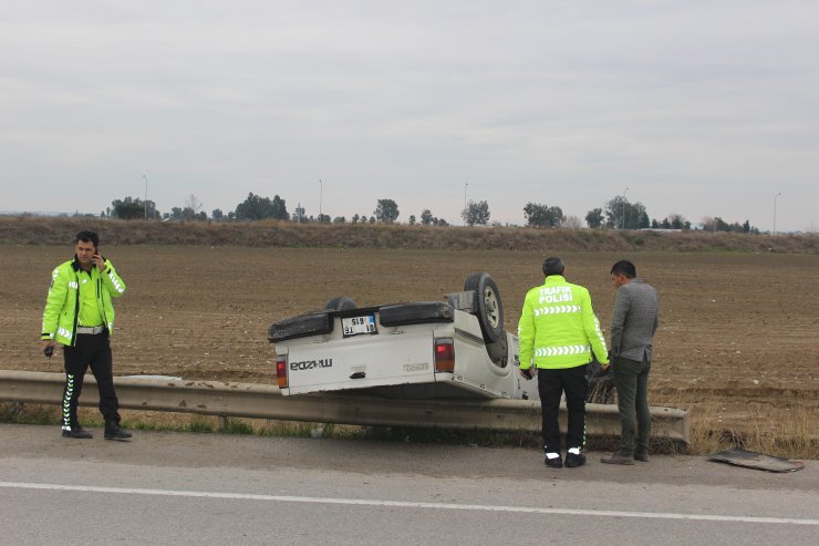 Adana'da kamyonet devrildi: 4 yaralı