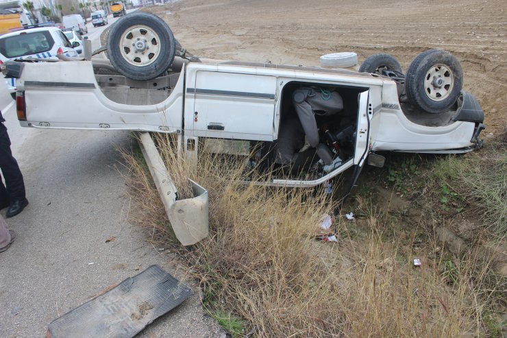 Adana'da kamyonet devrildi: 4 yaralı