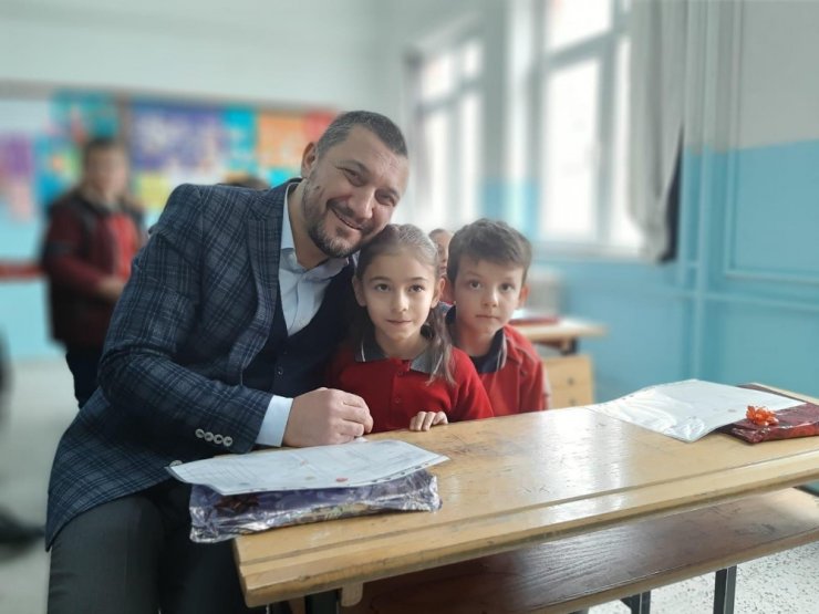 AK Parti milletvekili Açıkgöz, öğrencilerin karne heyecanına ortak oldu