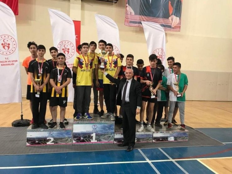 Isparta’da badmintonda derece alan liseler belli oldu
