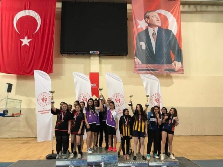 Isparta’da badmintonda derece alan liseler belli oldu